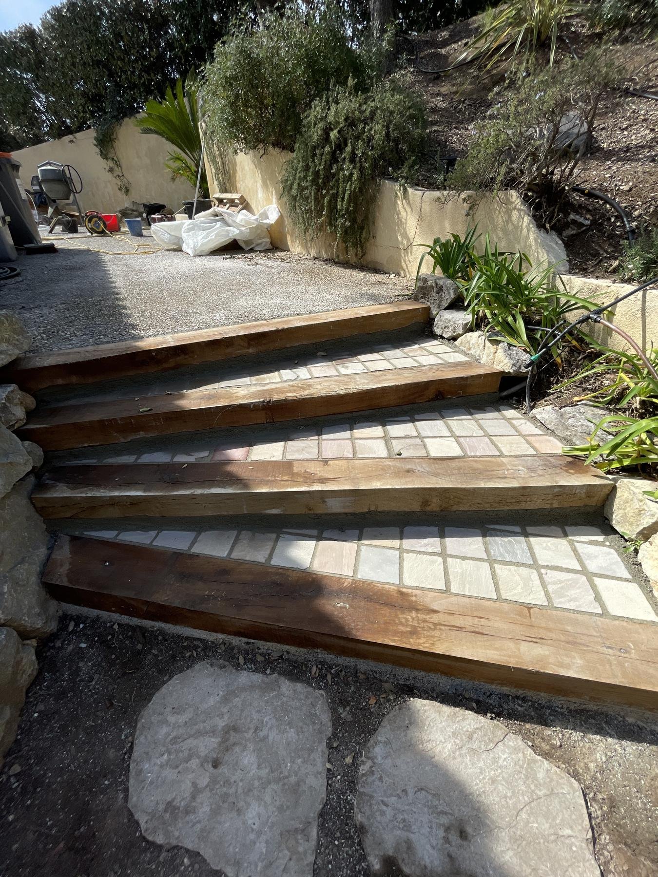 Escalier de jardin en traverses de bois et pavés de pierre, maçonnerie et terrassement CEDIEY dans le Var