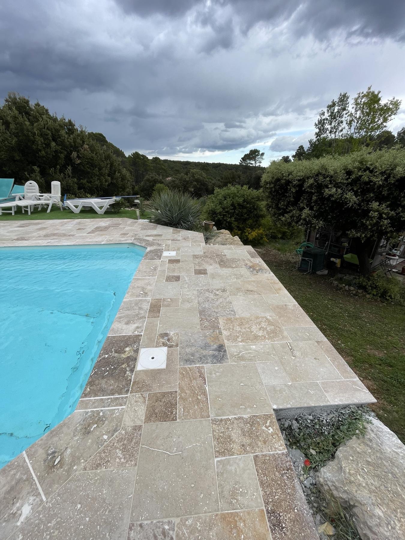 Margelles et plage de piscine en travertin posées par CEDIEY dans le Var
