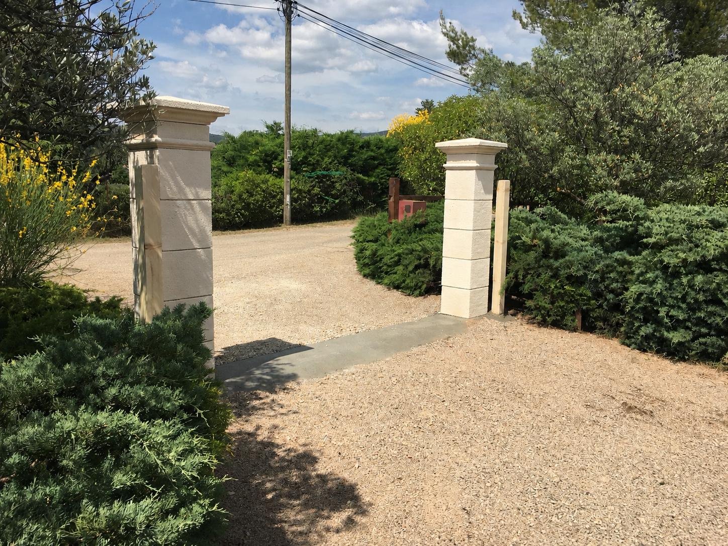 Deux piliers en pierre claire à l'entrée d'une propriété, maçonnerie réalisée par CEDIEY dans le Var